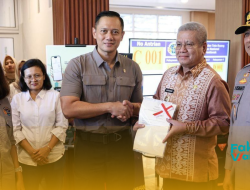 Menteri AHY Serahkan Sertipikat Tanah Elektronik di Kubu Raya