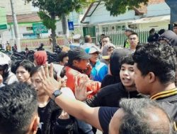Demo di Kantor Pemkab Situbondo, Mahasiswa dan Polisi Bentrok