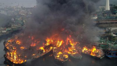 Kebakaran 24 Kapal di Pelabuhan Tegal