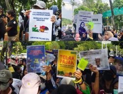 Gelombang Protes: Massa Serba Hitam Tolak Kenaikan PPN 12 Persen di Depan Istana