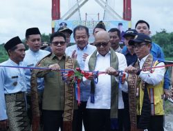 Bupati Sambas, Satono dan Anggota DPR Komisi V Resmikan Jembatan Gantung Pedada