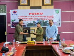 Bupati Sambas, Satono, Terima Bantuan Logistik dari BNPB untuk Korban Banjir