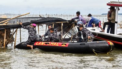 Personel TNI dan nelayan membongkar pagar laut yang terpasang di kawasan pesisir Tanjung Pasir, Kabupaten Tangerang, Banten, Sabtu (18/1/2025)
