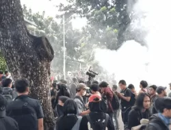 Massa Demo ‘Indonesia Gelap’ Tolak Bubar, Lempar Botol ke Arah Petugas