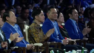 AHY dan Gibran duduk sebelahan di Kongres Demokrat (Foto: YouTube Partai Demokrat)