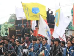 Ribuan Mahasiswa Surabaya Gelar Aksi di DPRD Jatim, Tolak Kebijakan Pemerintah yang Dinilai Meresahkan