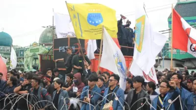 Ribuan Mahasiswa Surabaya Gelar Aksi di DPRD Jatim, Tolak Kebijakan Pemerintah yang Dinilai Meresahkan