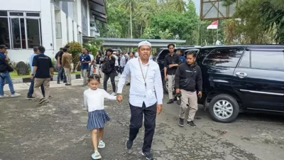 Gubernur Jawa Barat Dedi Mulyadi Menyempatkan Waktu Bersama Putrinya di Akmil Magelang