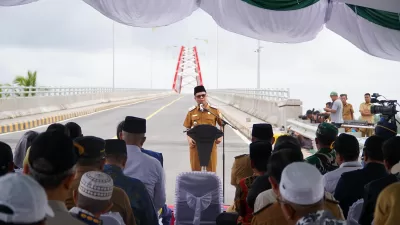Bupati Sambas, Resmi Buka Jembatan Sungai Sambas Besar untuk Umum