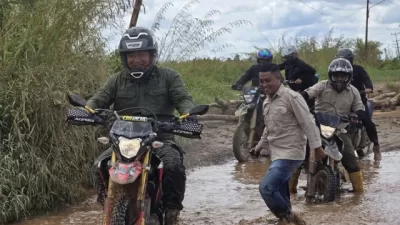 Bupati Ketapang Tinjau Langsung Kondisi Jalan Rusak