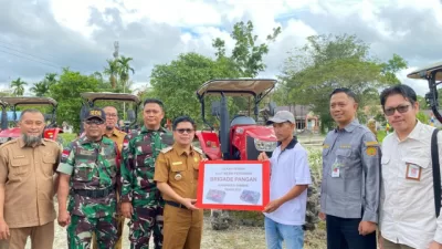 Bupati Sambas, H. Satono, S. Sos. I., MH, secara simbolis menyerahkan bantuan alat dan mesin pertanian (alsintan) kepada Brigade Pangan Kabupaten Sambas