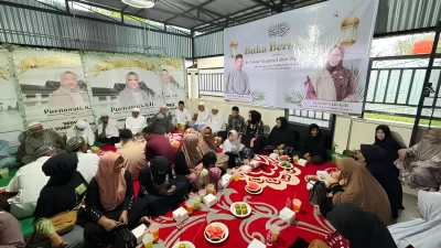 Anggota DPRD Mempawah, Purnawati, SH, bersama Kepala Desa Sungai Bakau Besar Laut (SBBL). H Iwan Supardi, S.Pd.I, mengadakan acara buka puasa bersama di kediamannya