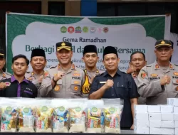 Polresta Pontianak dan UPGRI Bagikan 500 Takjil untuk Pengendara