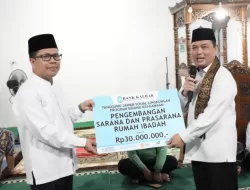 Ria Norsan dan Satono Serahkan Bantuan di Sambas
