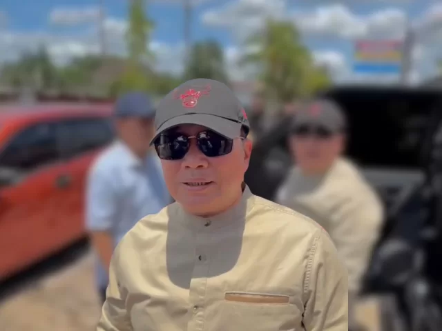 Bupati Kubu Raya, Sujiwo, melakukan peninjauan langsung terhadap kondisi jalan rusak di Parit Bugis, Desa Arang Limbung, Kecamatan Sungai Raya