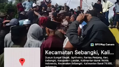 Ratusan warga Desa Sungai Segak, Kecamatan Sebangki, Kabupaten Landak. Menggelar aksi unjuk rasa terkait mangkraknya pembangunan Jembatan Gantung Segak.