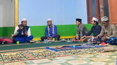 Ustadz Khoirul Muslimin, serta di hadiri oleh Pengasuh Pondok Pesantren Fajar Belitang, Abah Tohidin, memberikan penjelasan terkait Zakat Fitrah