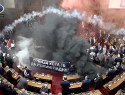 Kericuhan di Parlemen Serbia: Oposisi Lempar Granat Asap