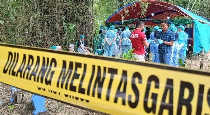 foto pembongkaran makam (detik.com)