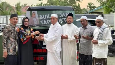 Anggota DPRD Mempawah, Purnawati, SH, Mengusung tagline Bukan Janji Tapi Bukti, politisi dari Partai Kebangkitan Bangsa (PKB) ini menyerahkan satu unit mobil ambulans bagi warga.