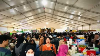Ratusan warga memadati Bazar Ramadhan di halaman Masjid Mujahidin