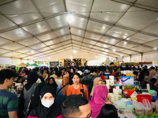 Ratusan warga memadati Bazar Ramadhan di halaman Masjid Mujahidin