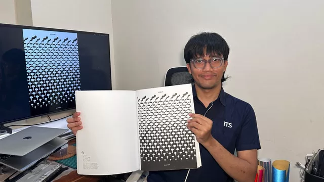 Dosen Departemen Desain Komunikasi Visual (DKV) Institut Teknologi Sepuluh Nopember (ITS) Naufan Noordyanto SSn MSn mengenalkan budaya Madura melalui karya posternya ke kancah internasional, di antaranya di Korea Selatan dan China. Foto: Humas ITS