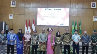 Pemerintah Kabupaten Sambas menggelar acara pisah sambut Kapolres yang berlangsung hangat dan penuh makna di Aula Kantor Bupati Sambas pada Jumat, 11 April 2025.