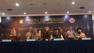 Kapolres Metro Jakarta Timur Kombes Pol Nicolas Ary Lilipaly saat konferensi pers terkait kasus majikan yang menganiaya asisten rumah tangga (ART) di kawasan Pulogadung, di Polres Metro Jakarta Timur, Jumat (11/4/2025). (ANTARA/Siti Nurhaliza)