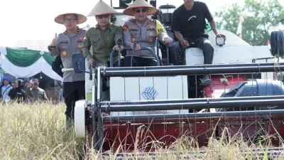 Bupati Satono Targetkan Ekspor, Sambas Pimpin Panen Raya Kalbar