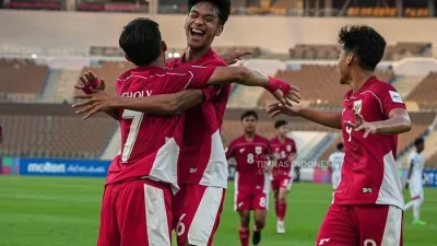 Selebrasi Evandra Florasta dan Zahaby Gholy dalam laga timnas U-17 Indonesia Vs Yaman pada matchday kedua Piala Asia U-17 2025 di Prince Abdullah Al-Faisal Stadium, Jeddah, Senin (7/4/2025).