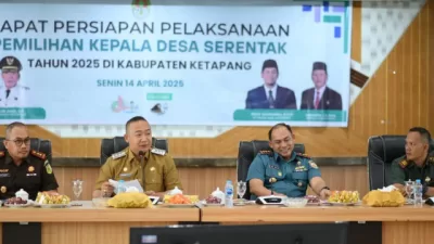 Bupati Ketapang Alexander Wilyo, memimpin rapat persiapan Pilkades serentak di kantor bupati Ketapang.