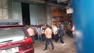 Foto: Wamenaker Immanuel Ebenezer yang sempat tidak dibukakan pintu saat sidak di UD Sentoso Seal diduga menahan ijazah eks karyawan.(Dok Istimewa)