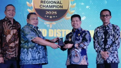 Pemberian Penghargaan yang diterima langsung oleh Bupati Sambas H. Satono, S. Sos. I. MH yang diserahkan Oleh Drs. H. Fathan Subchi, M.A.P., CIISA, ChFA.