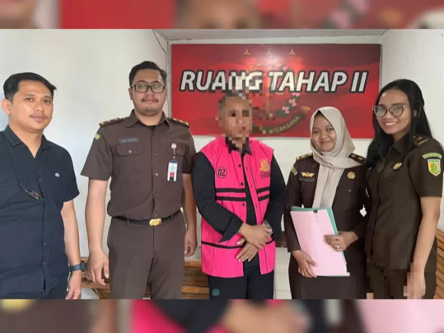 Mantan Kepala Desa (Kades) Pasir berinisial AH akhirnya ditahan oleh Kejaksaan Negeri (Kejari) Mempawah