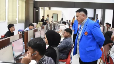 FOTO: Rektor UNTAD, Prof. Dr. Ir. Amar, S.T., M.T., saat memantau pelaksanaan Ujian Tulis Berbasis Komputer Seleksi Nasional Berdasarkan Tes (UTBK-SNBT) 2025, Rabu (23/4/2025). FOTO: DOK RYAN HUMAS UNTAD