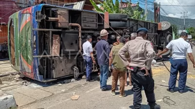 foto bus als di padang panjang. FOTO BY: ANTARA FOTO