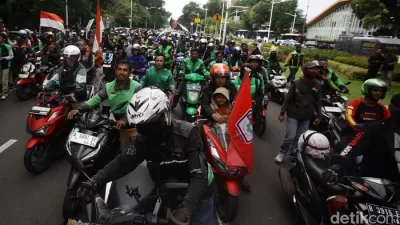 Komunitas ojol menggelar demo di Jakarta. Demo terpusat di tiga titik, mulai dari Patung Kuda hingga gedung DPR/MPR RI.