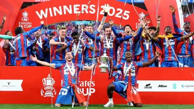 Pemain Crystal Palace selebrasi di atas podium juara FA Cup 2024/2025 usai menang atas Man City 1-0 di final. (Action Images via Reuters/Andrew Boyers)