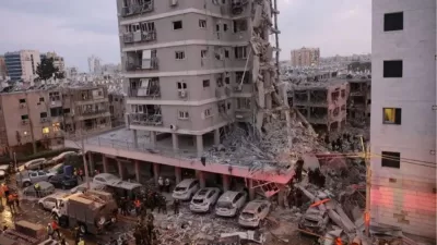 Sebuah bangunan di Bat Yam terkena dampak serangan Iran (Reuters)