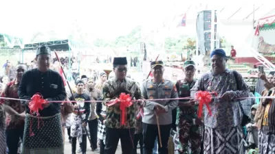 Bupati Sambas, H. Satono, S.Sos.I., M.H., meresmikan berdirinya Rumah Joglo Berkemajuan sekaligus mengukuhkan Pengurus Paguyuban Masyarakat Jawa