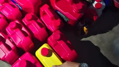 Terbongkar! Gudang di Kubu Raya Simpan Ratusan Pelumas Oplosan, Polda Kalbar Turun Tangan.