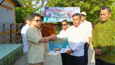 Bupati Sambas, H. Satono, S.Sos.I., M.H., menyerahkan secara langsung sapi kurban Iduladha 1446 H dari Presiden Prabowo Subianto kepada warga Desa Samustida. Kecamatan Teluk Keramat, Kabupaten Sambas.