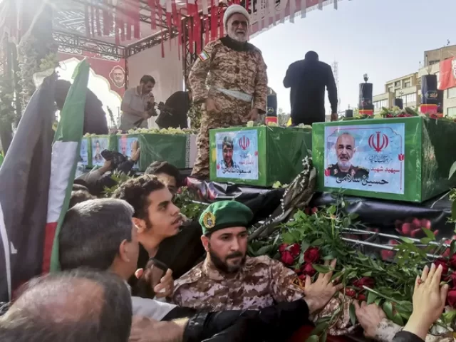 Para pelayat berdiri di samping peti mati komandan Garda Revolusi Iran Hossein Salami (R), dan komandan militer lainnya yang terbunuh dalam serangan Israel pada hari pertama perang, dalam prosesi pemakaman mereka di Teheran, Sabtu (28/6/2025). Foto: