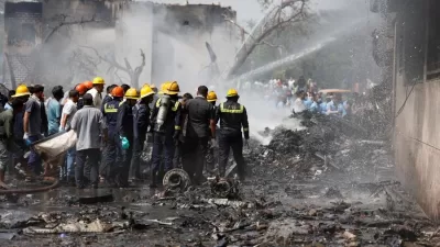 Foto: Petugas pemadam kebakaran bekerja untuk memadamkan api di lokasi jatuhnya pesawat Air India Boeing 787 Dreamliner di Ahmedabad, India, 12 Juni 2025. (REUTERS/Amit Dave)