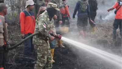 Bupati Kubu Raya Sujiwo saat melakukan pemadaman lahan terbakar di kawasan