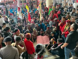 Ratusan Massa Tolak Program Transmigrasi, DPRD Kalbar Janji Kawal Aspirasi ke Pusat