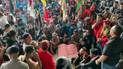 Ratusan Massa Tolak Program Transmigrasi, DPRD Kalbar Janji Kawal Aspirasi ke Pusat