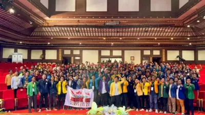 BEM UGM keluar dari Aliansi BEM SI karena Munas Undang Politikus dan Pejabat BIN Badan Eksekutif Mahasiswa Keluarga Mahasiswa Universitas Gadjah Mada atau UGM Yogyakarta menyatakan keluar dari Aliansi BEM Seluruh Indonesia Kerakyatan