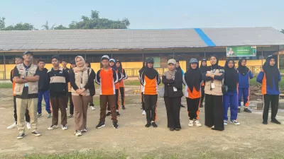 Latihan digelar setiap hari di halaman sekolah, melibatkan siswa Madrasah Tsanawiyah (MTs) dan Madrasah Aliyah (MA) setempat.